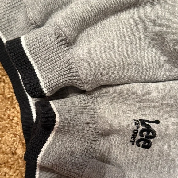 Lee Gray V-Neck Chicago Bulls Pullover with Red and Black Logo - Picture 5 of 6